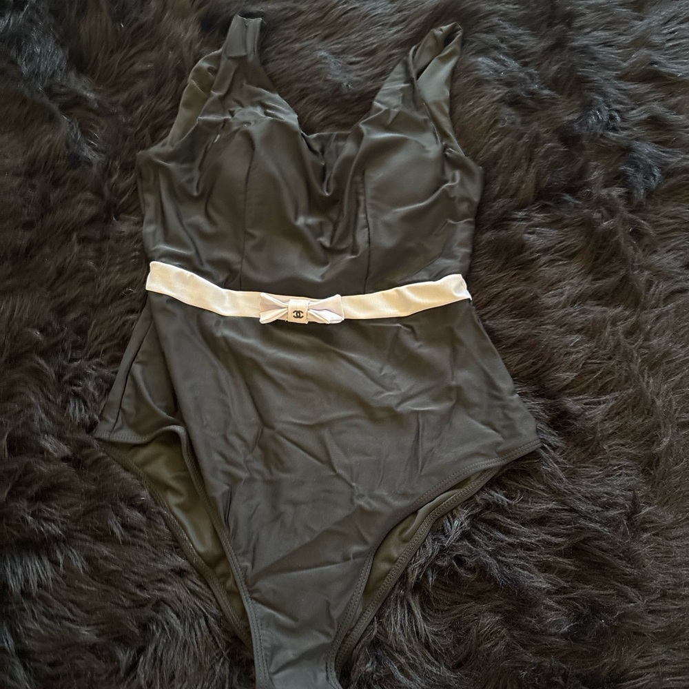 Sleek Black One-Piece Swimsuit with White Bow Belt - Picture 5 of 6
